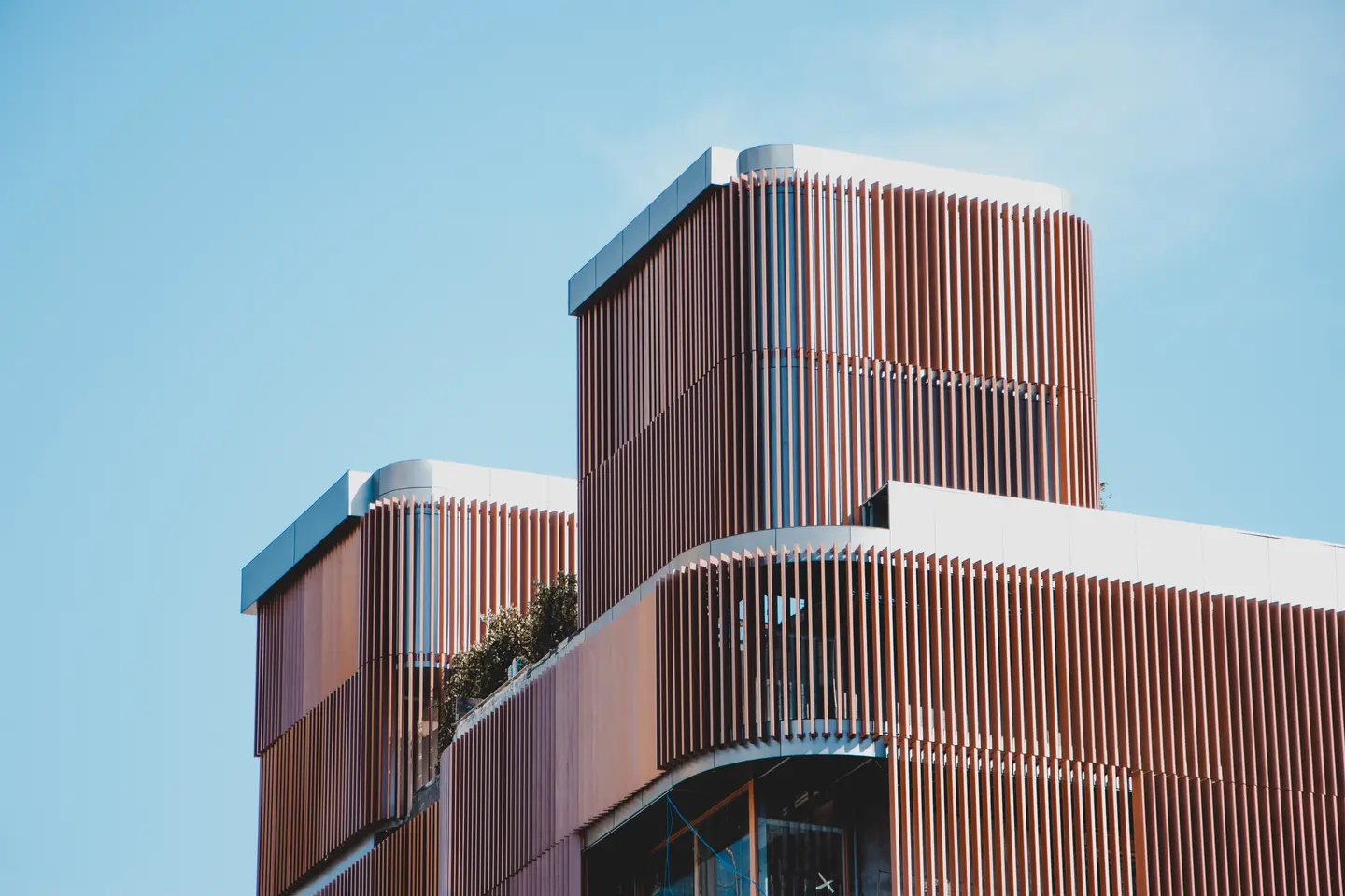 Edificio moderno con barras de madera